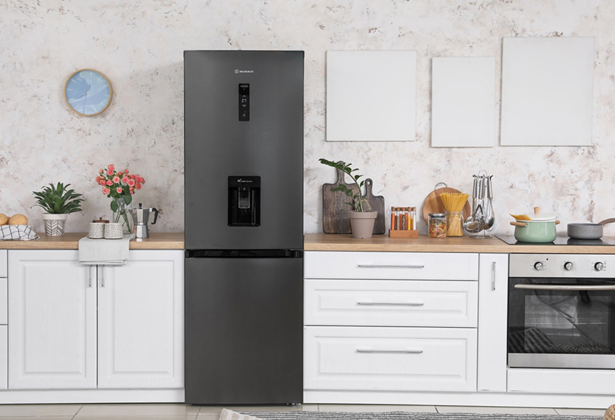 Απεικονίζεται το ψυγείο